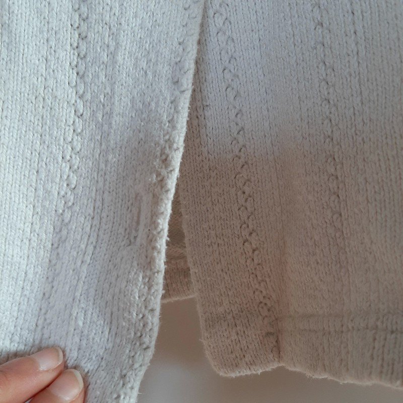 Weiße Strickjacke