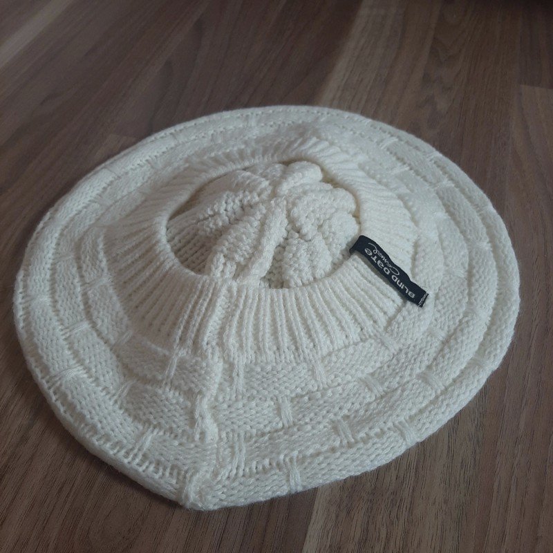Strickmütze mit Bommel