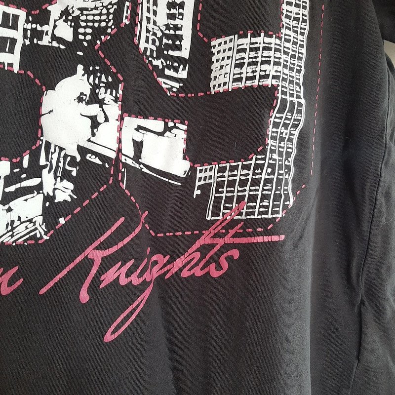 Schwarzes T-Shirt mit Aufdruck