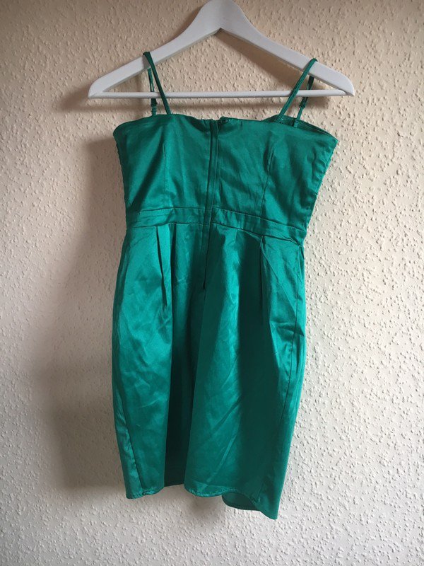 Kurzes grünes Kleid