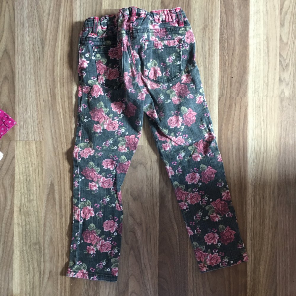 Jeans mit Rosenmuster