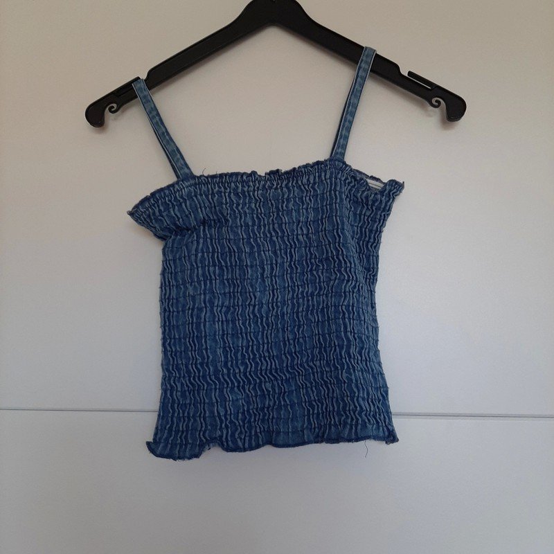 Blaues Top im Denim Look