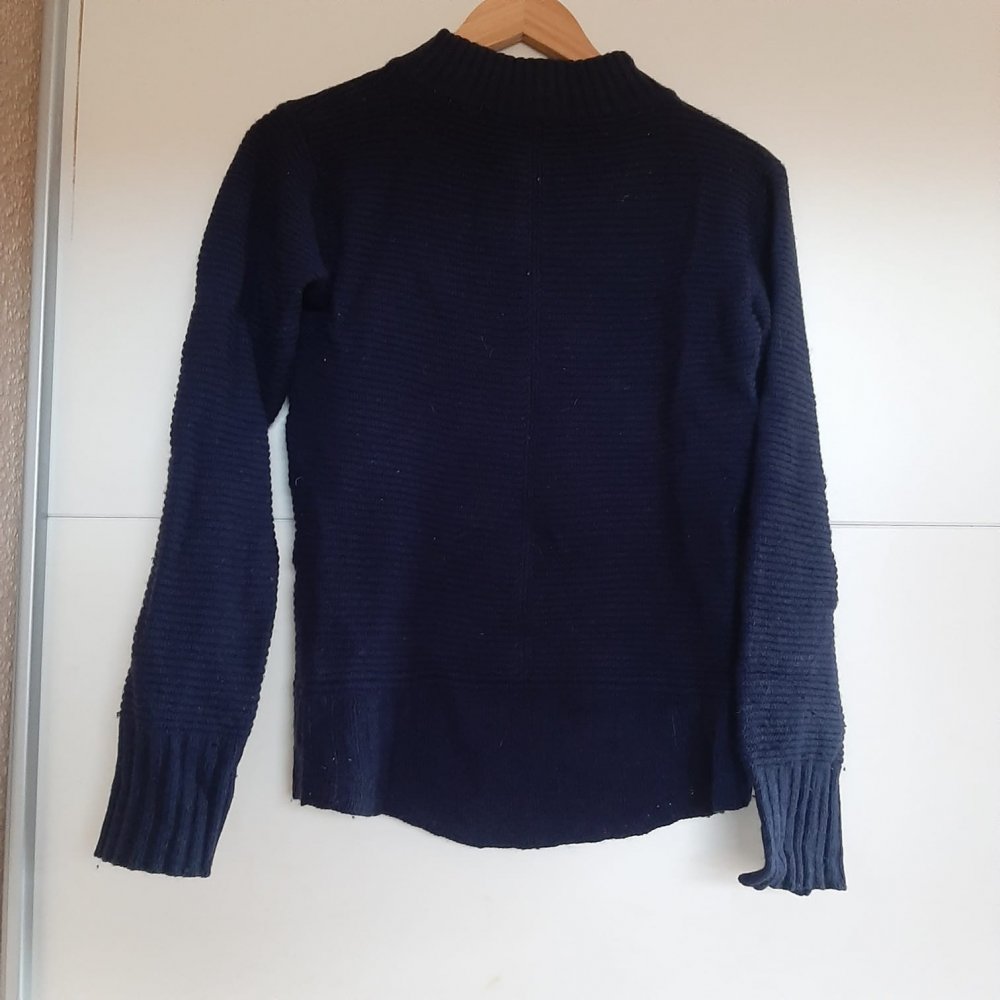 Dunkelblauer Strickpullover mit Stehkragen