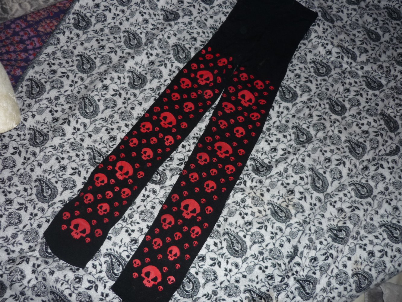NEU! Strumpfhose mit roten Totenköpfen Punk Gothic