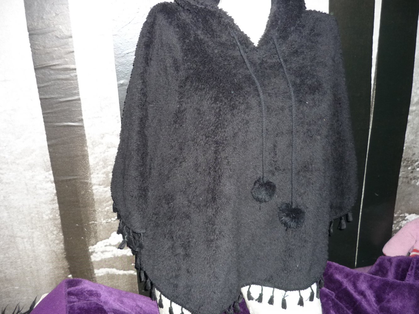 Kunstfell Teddyfell Poncho mit Kapuze & Bommeln Gothic