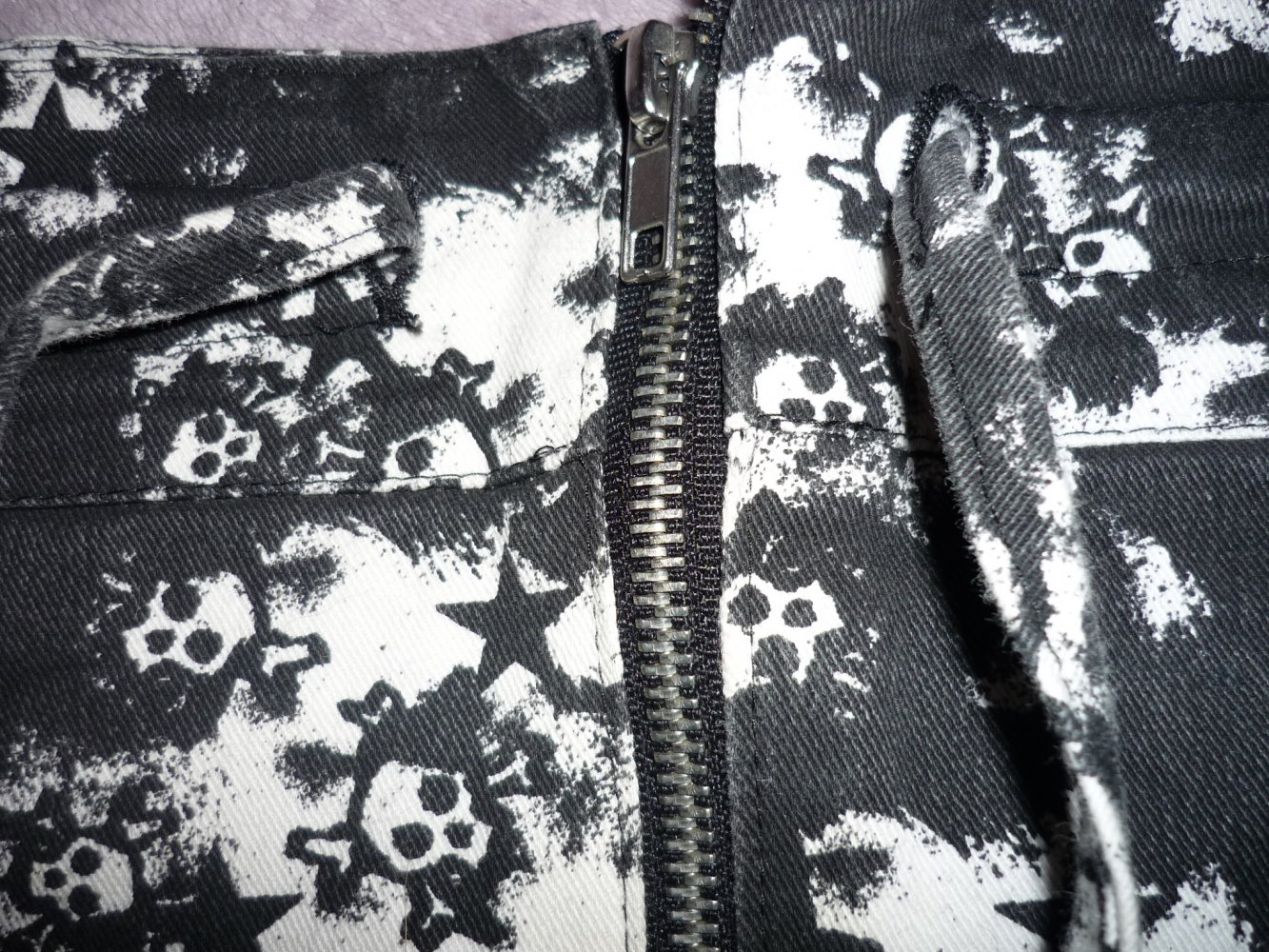 SHARK Gothic Rockabilly Punk Mini Rock mit  Skulls & Frontzipper