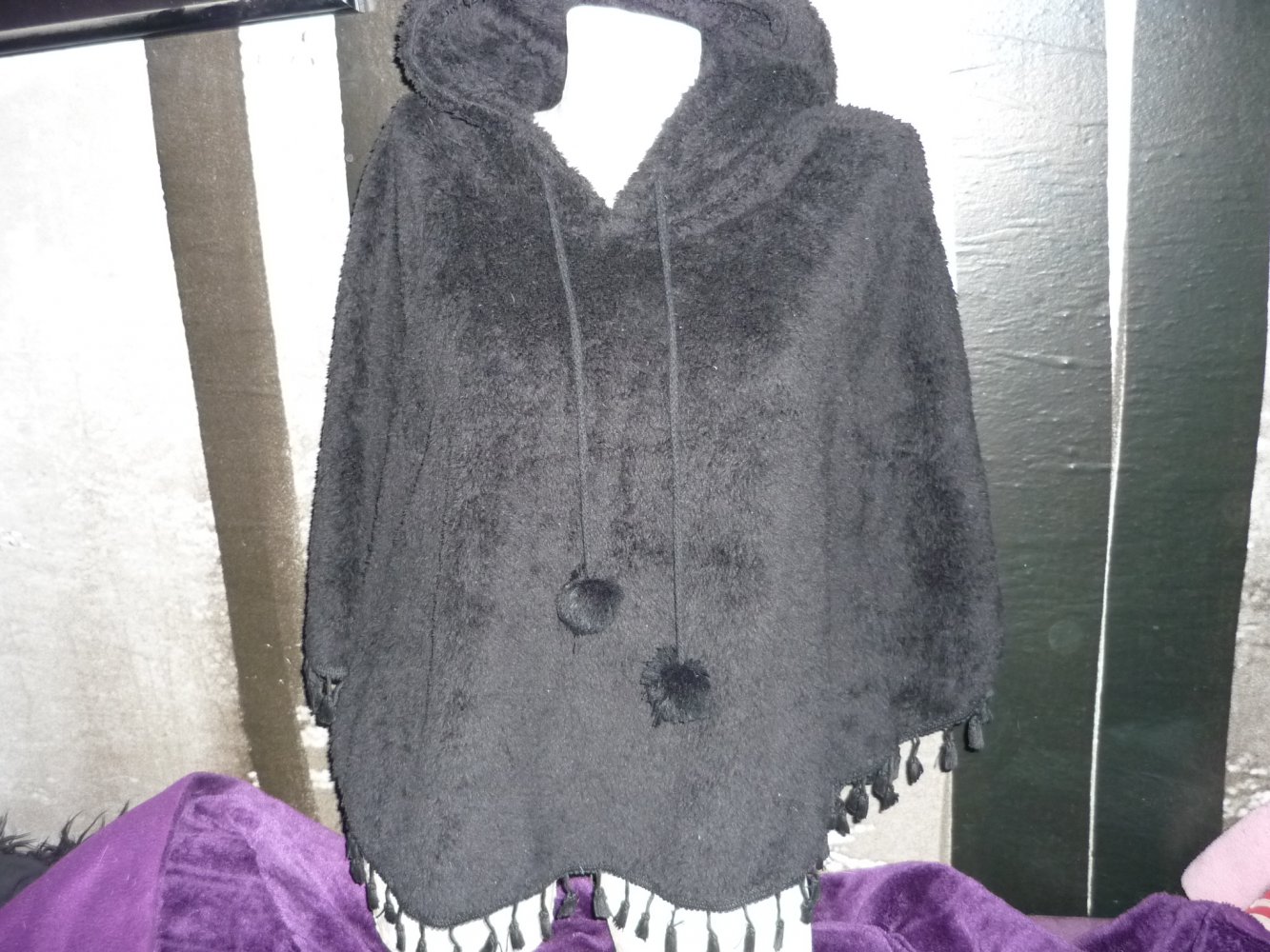 Kunstfell Teddyfell Poncho mit Kapuze & Bommeln Gothic