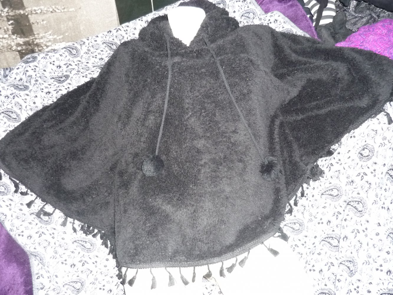 Kunstfell Teddyfell Poncho mit Kapuze & Bommeln Gothic