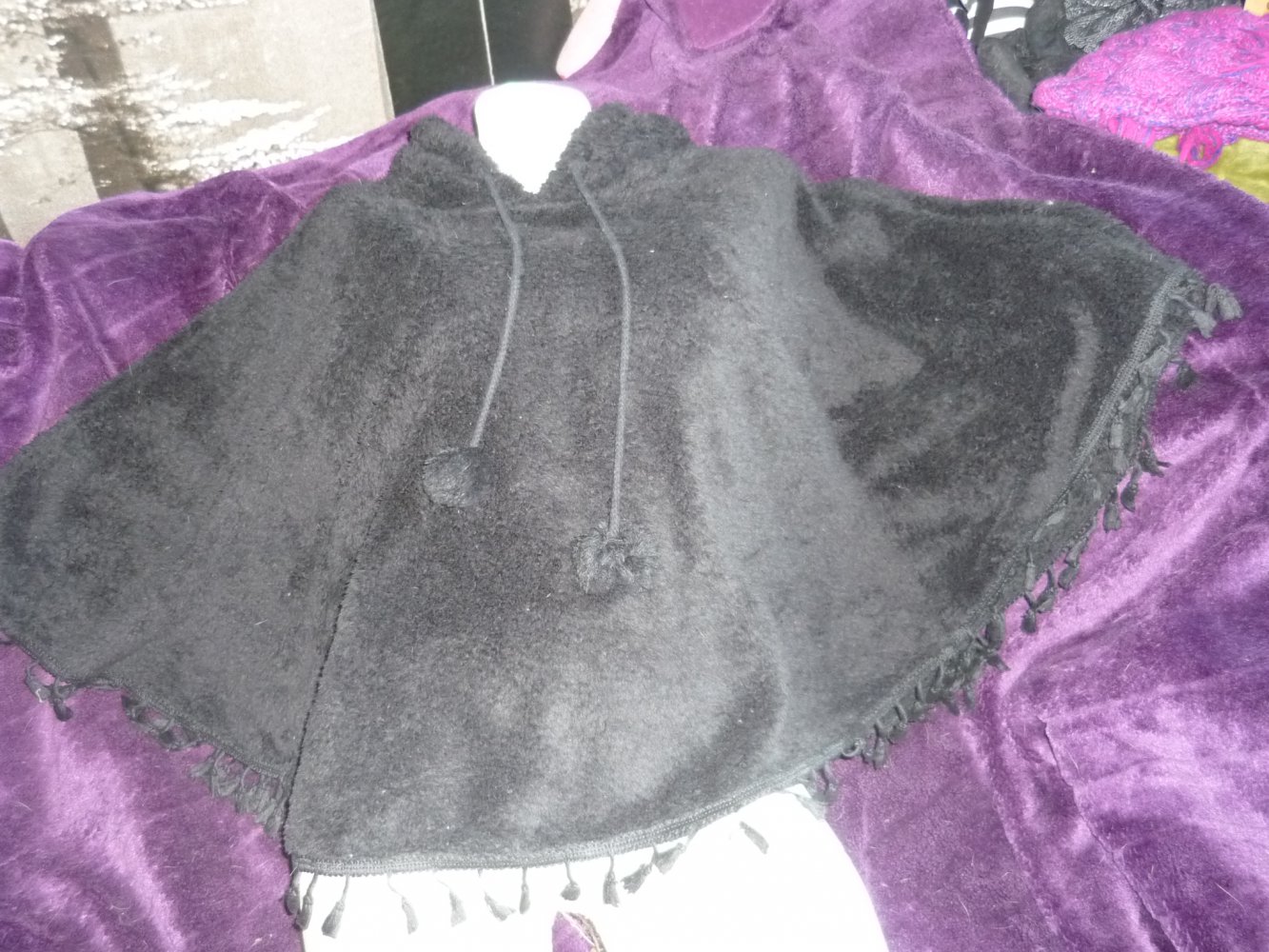 Kunstfell Teddyfell Poncho mit Kapuze & Bommeln Gothic