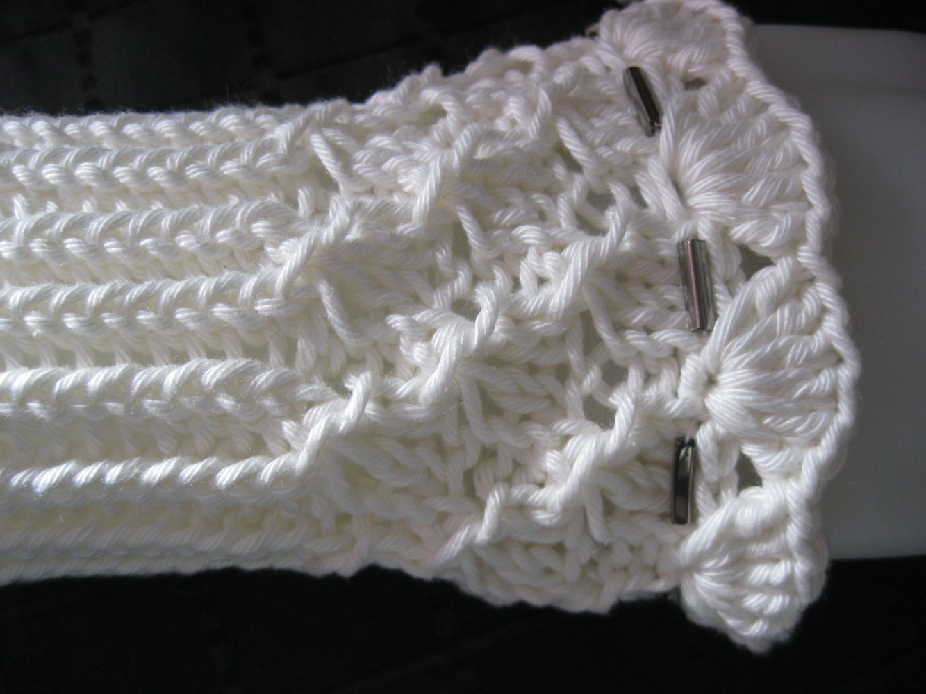 Pulswärmer gestrickt 100% Baumwolle Metall-Stäbchen weiß