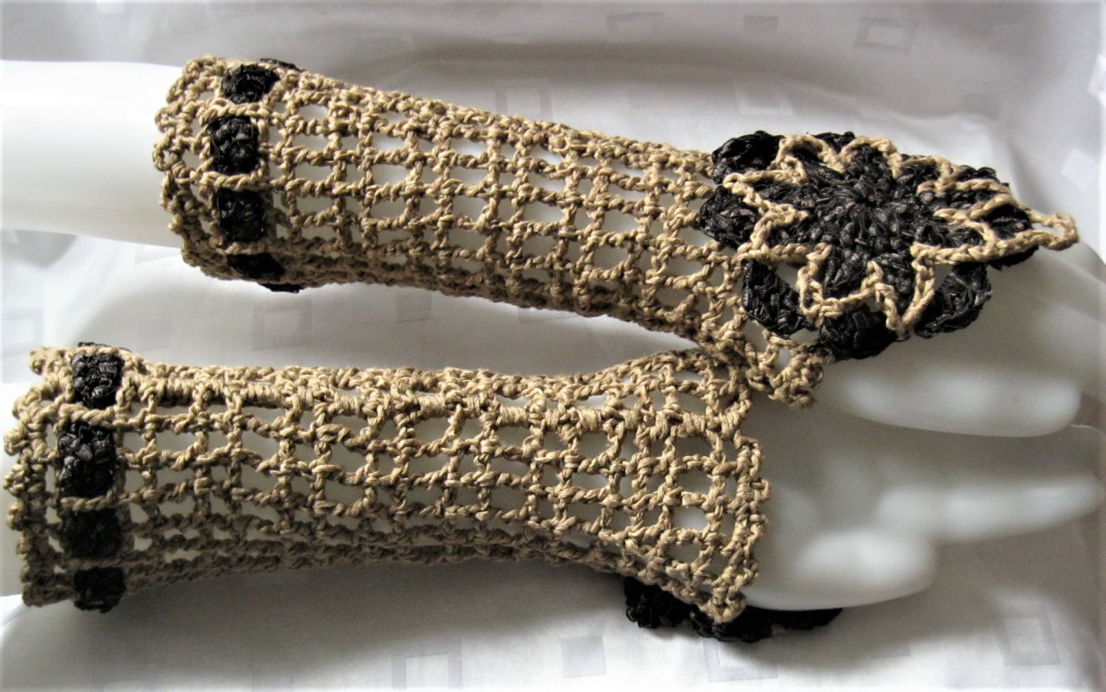 NEU gehäkelt Handstulpen mit Mittelfingerschlaufe Baumwolle Handmade Blume Hellbraun/Dunkelbraun