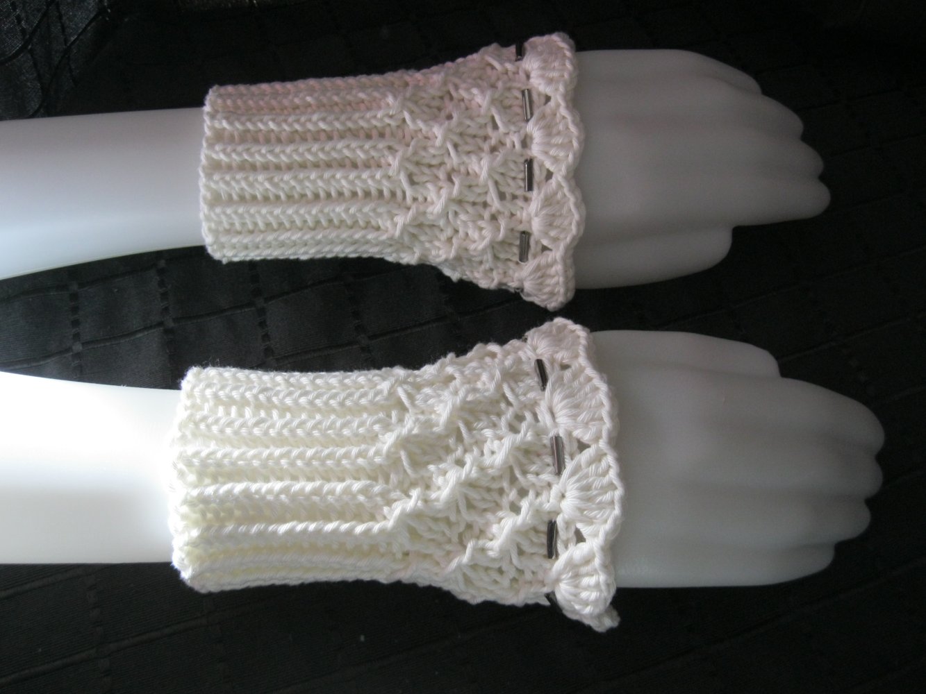 Pulswärmer gestrickt 100% Baumwolle Metall-Stäbchen weiß