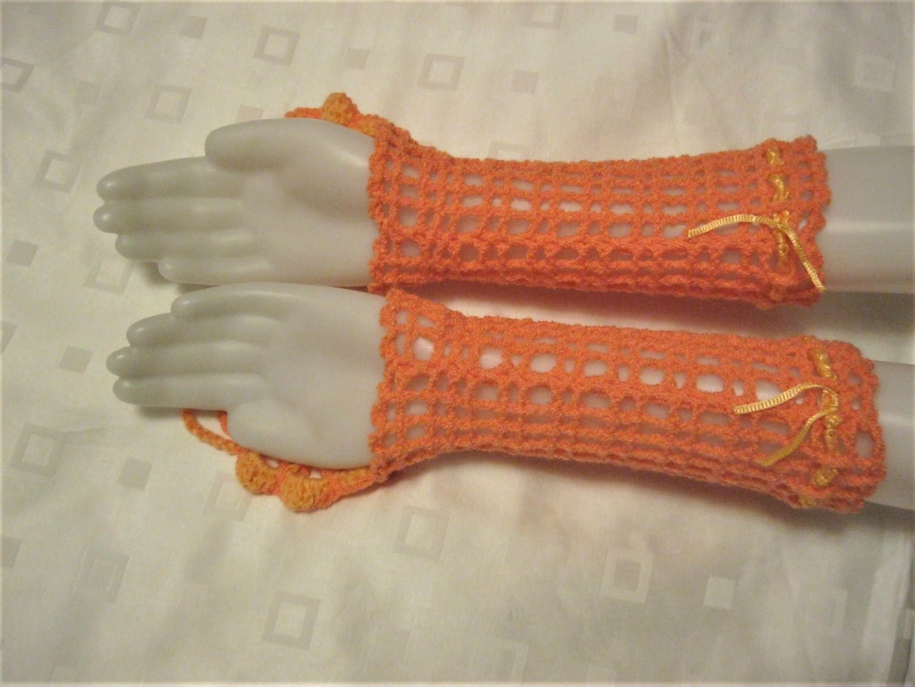 NEU Handstulpen mit Mittelfingerschlaufe Handmade gehäkelt Blume Aprikose