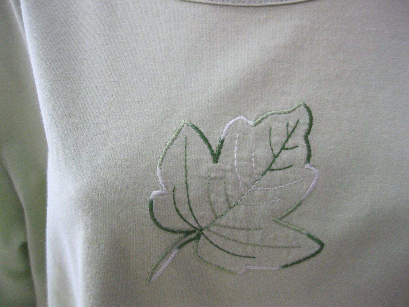 T-Shirt # Lindgrün # 100% Baumwolle # Stickerei # 48