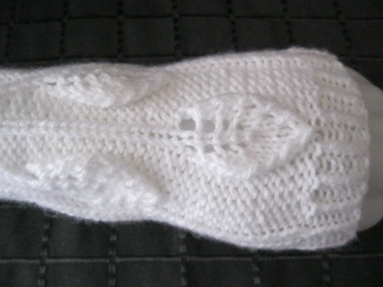NEU Handstulpen mit Daumen gestrickt Blattmuster weiß Handmade