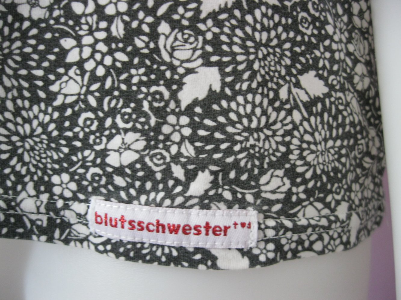 T-Shirt # Blutsschwester # Blumen-Muster # V-Ausschnitt # Schwarz/Weiß # S