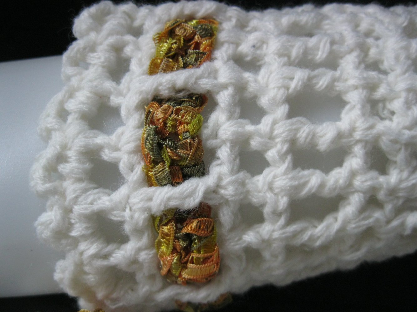 NEU Handstulpen mit Mittelfingerschlaufe gehäkelt Handmade Blume Weiß/Herbstfarben