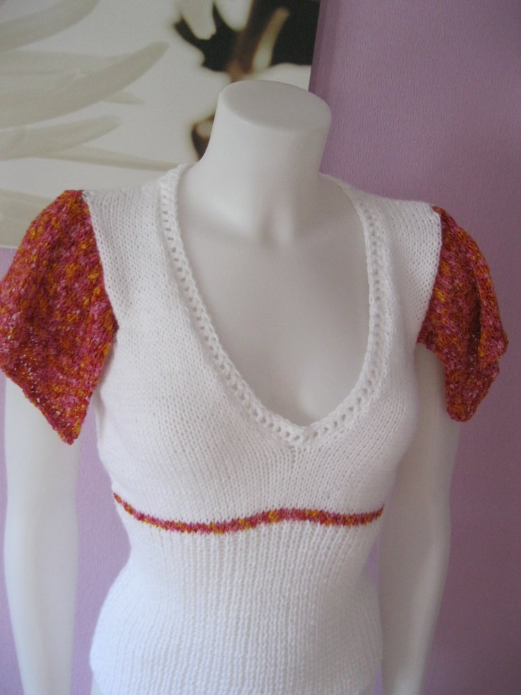 NEU Gestricktes Top Handmade Weiß/bunt Volants S-M