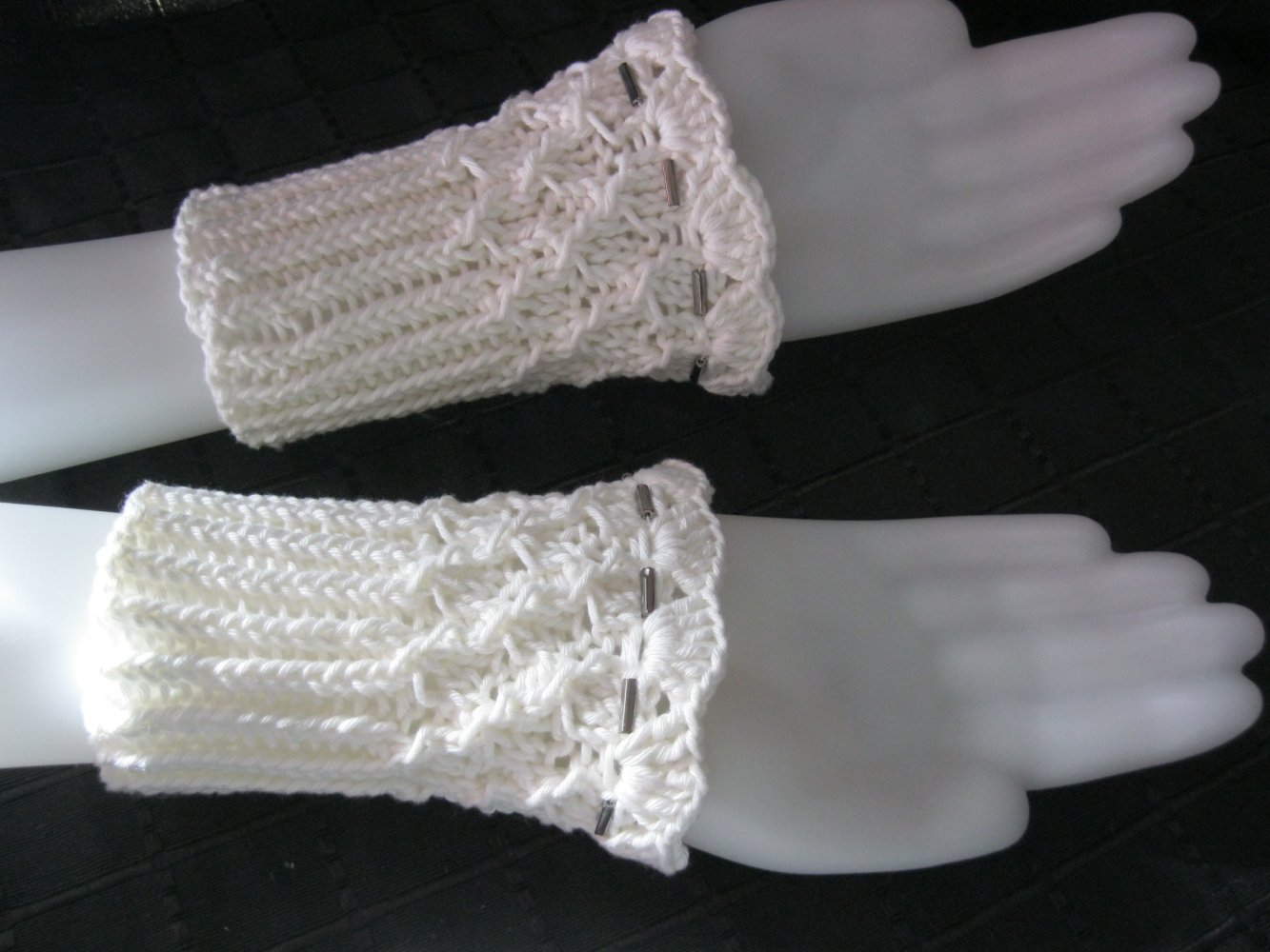 Pulswärmer gestrickt 100% Baumwolle Metall-Stäbchen weiß