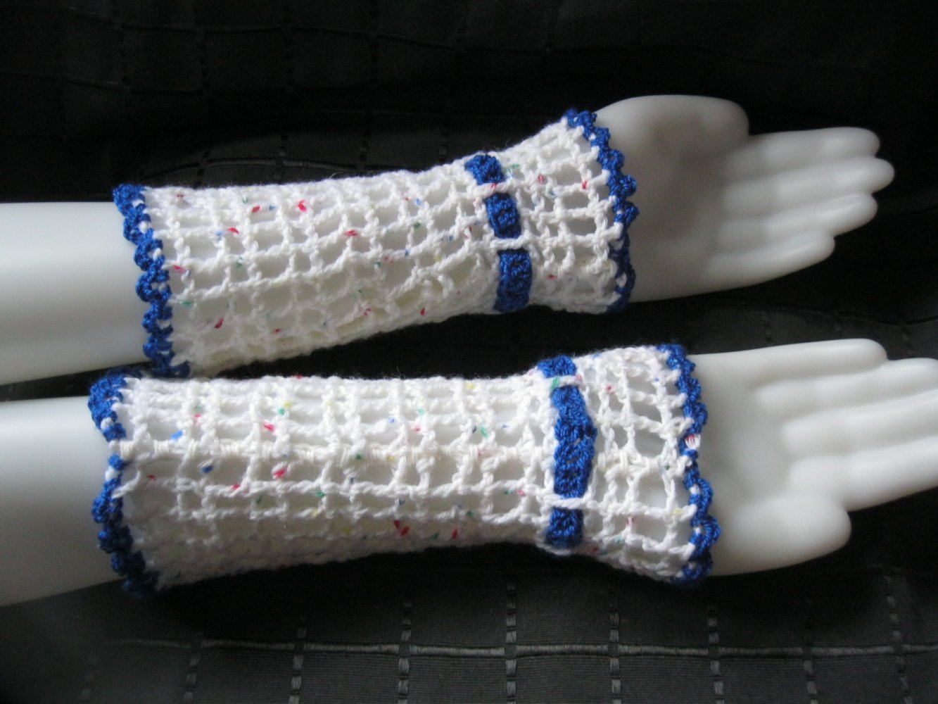 NEU Pulswärmer/Handstulpen gehäkelt Handmade Schurwolle Weiß/Dunkelblau
