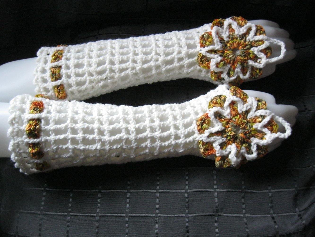 NEU Handstulpen mit Mittelfingerschlaufe gehäkelt Handmade Blume Weiß/Herbstfarben