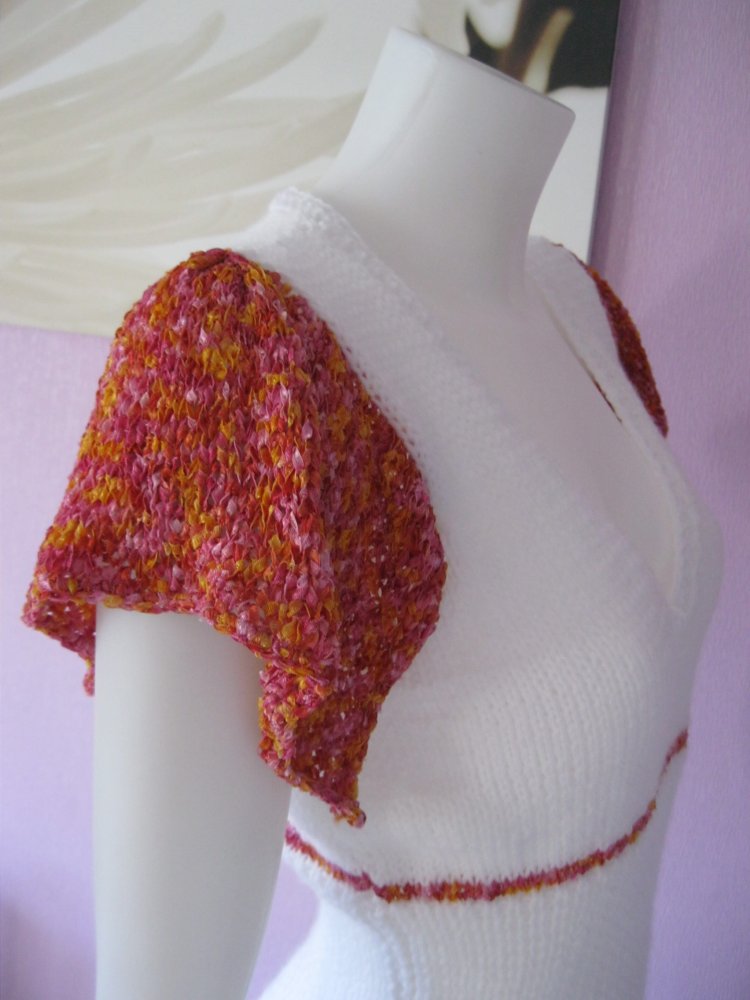 NEU Gestricktes Top Handmade Weiß/bunt Volants S-M