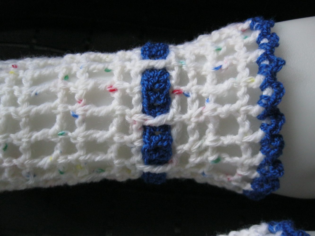 NEU Pulswärmer/Handstulpen gehäkelt Handmade Schurwolle Weiß/Dunkelblau