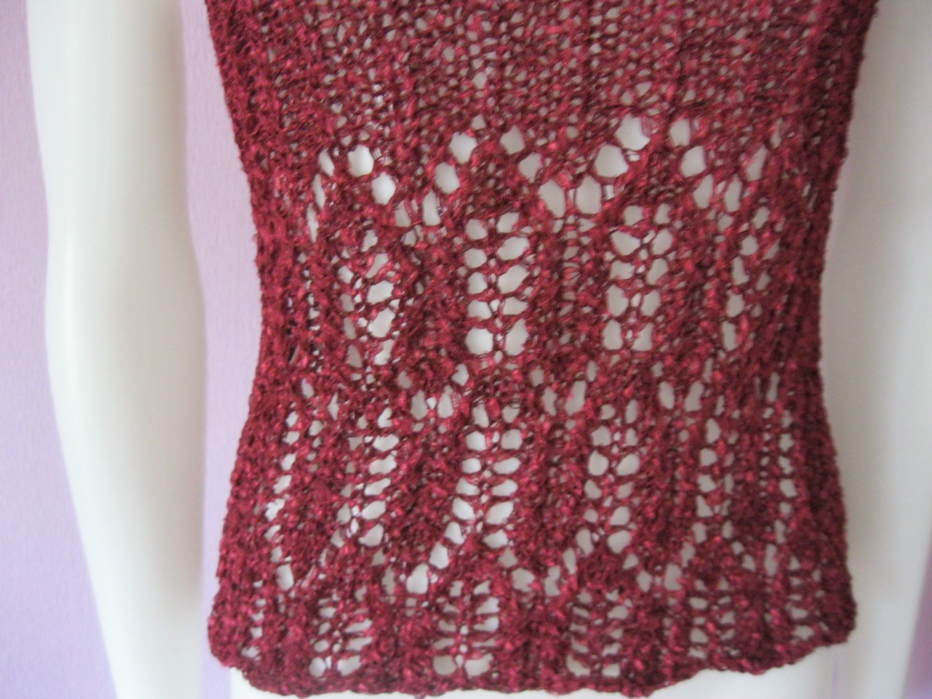 NEU Top Handmade Lochmuster leicht glänzend Burgunderrot Mikrofaser S-L