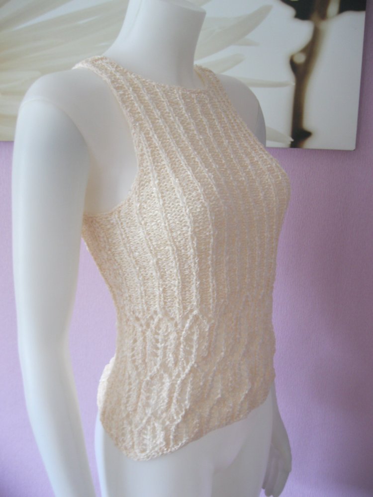 NEU Top Handmade Lochmuster leicht glänzend Creme Mikrofaser S-L