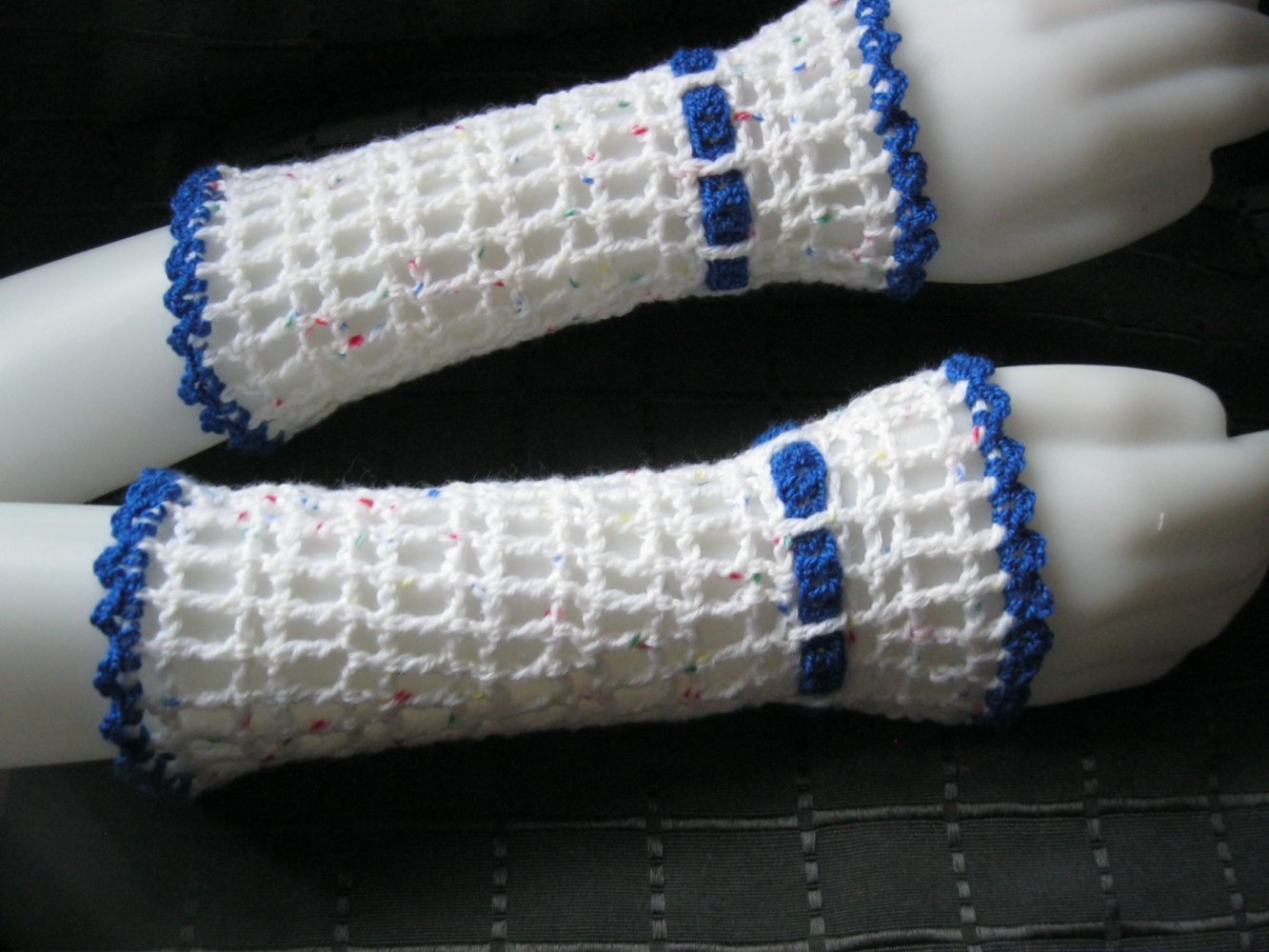 NEU Pulswärmer/Handstulpen gehäkelt Handmade Schurwolle Weiß/Dunkelblau