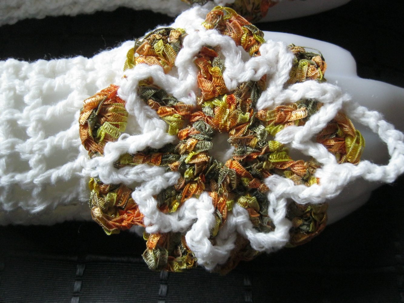 NEU Handstulpen mit Mittelfingerschlaufe gehäkelt Handmade Blume Weiß/Herbstfarben