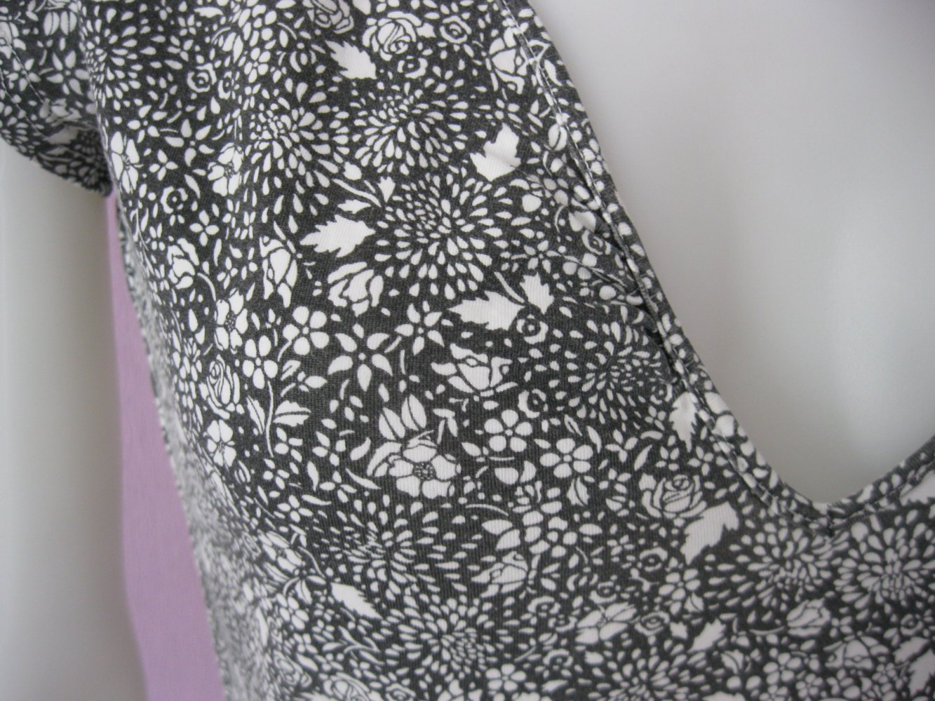 T-Shirt # Blutsschwester # Blumen-Muster # V-Ausschnitt # Schwarz/Weiß # S