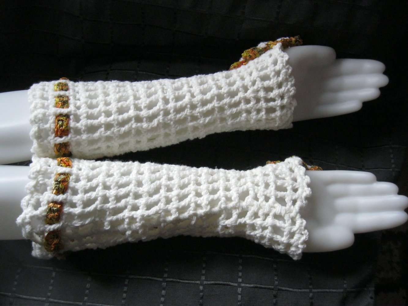 NEU Handstulpen mit Mittelfingerschlaufe gehäkelt Handmade Blume Weiß/Herbstfarben
