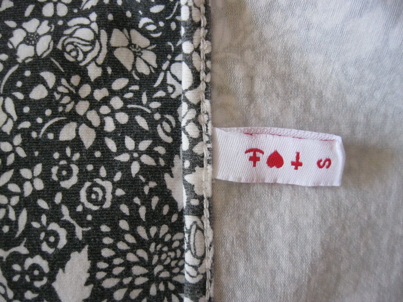 T-Shirt # Blutsschwester # Blumen-Muster # V-Ausschnitt # Schwarz/Weiß # S
