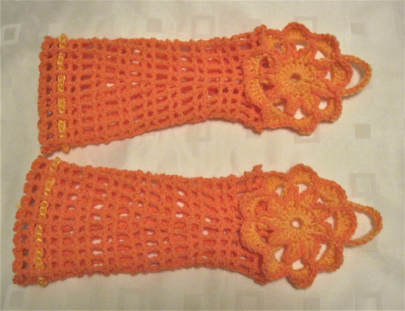 NEU Handstulpen mit Mittelfingerschlaufe Handmade gehäkelt Blume Aprikose