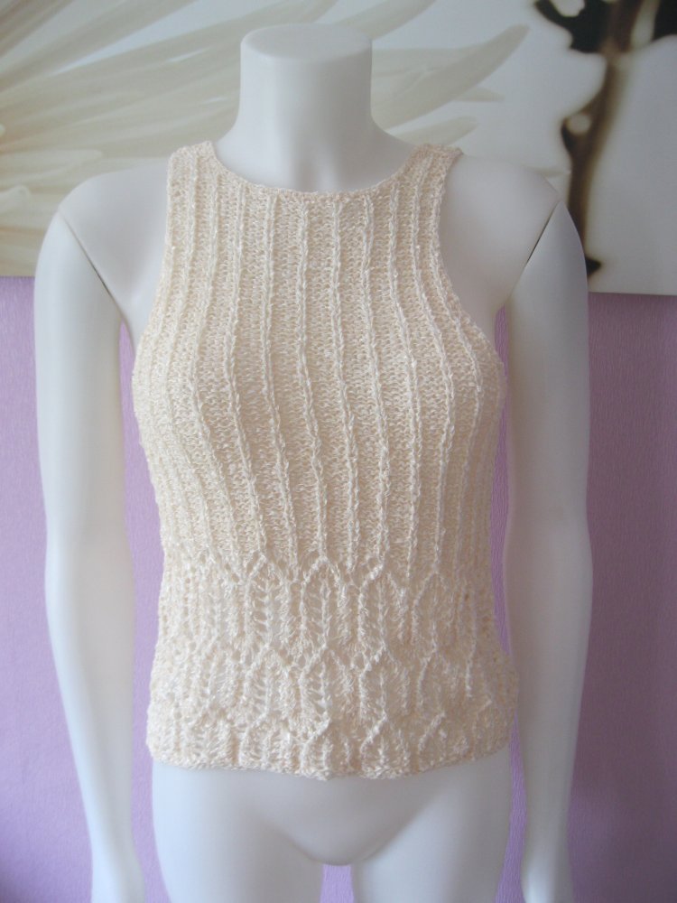 NEU Top Handmade Lochmuster leicht glänzend Creme Mikrofaser S-L
