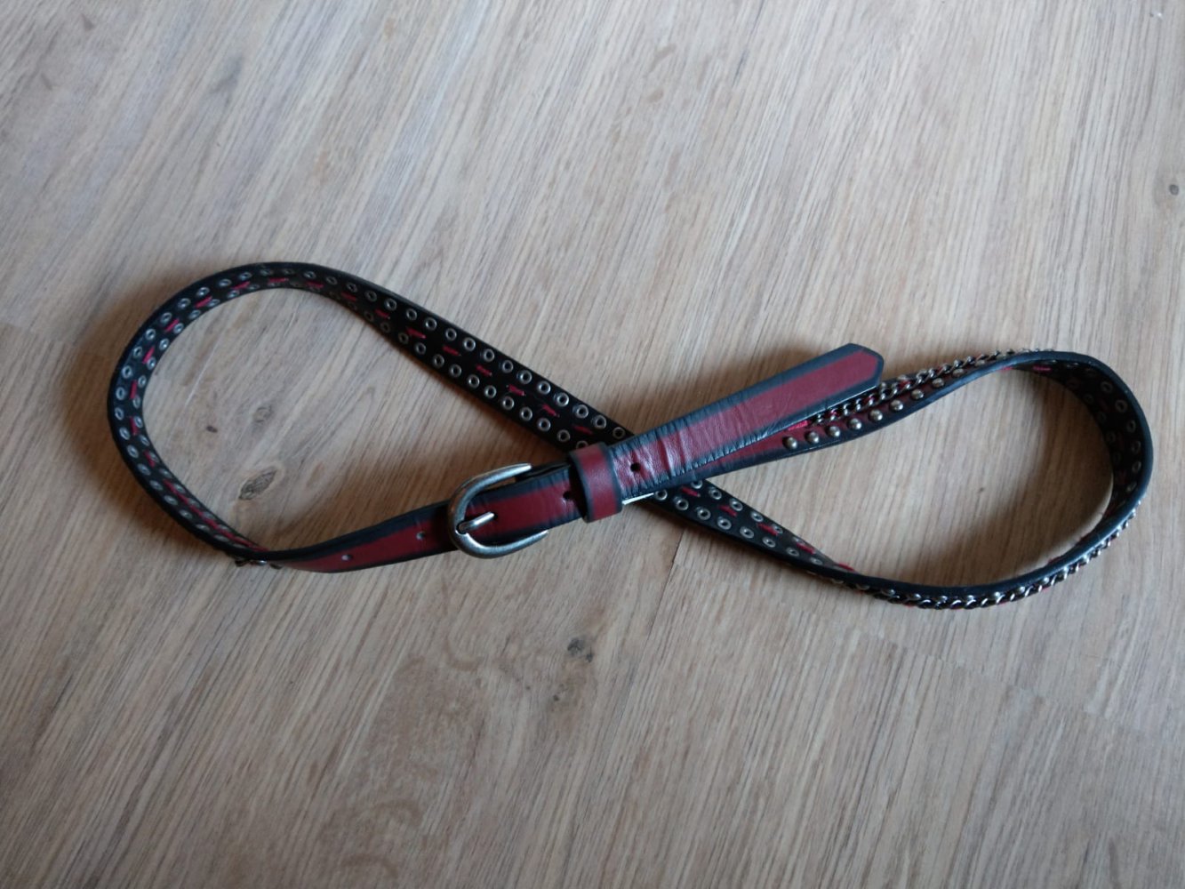 Gürtel rot schwarz Nieten Leder 90cm