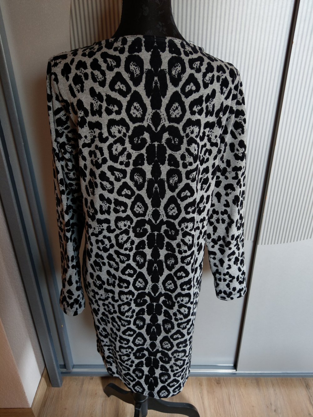 Kleid grau schwarz Tiger Muster getigert pink cherry