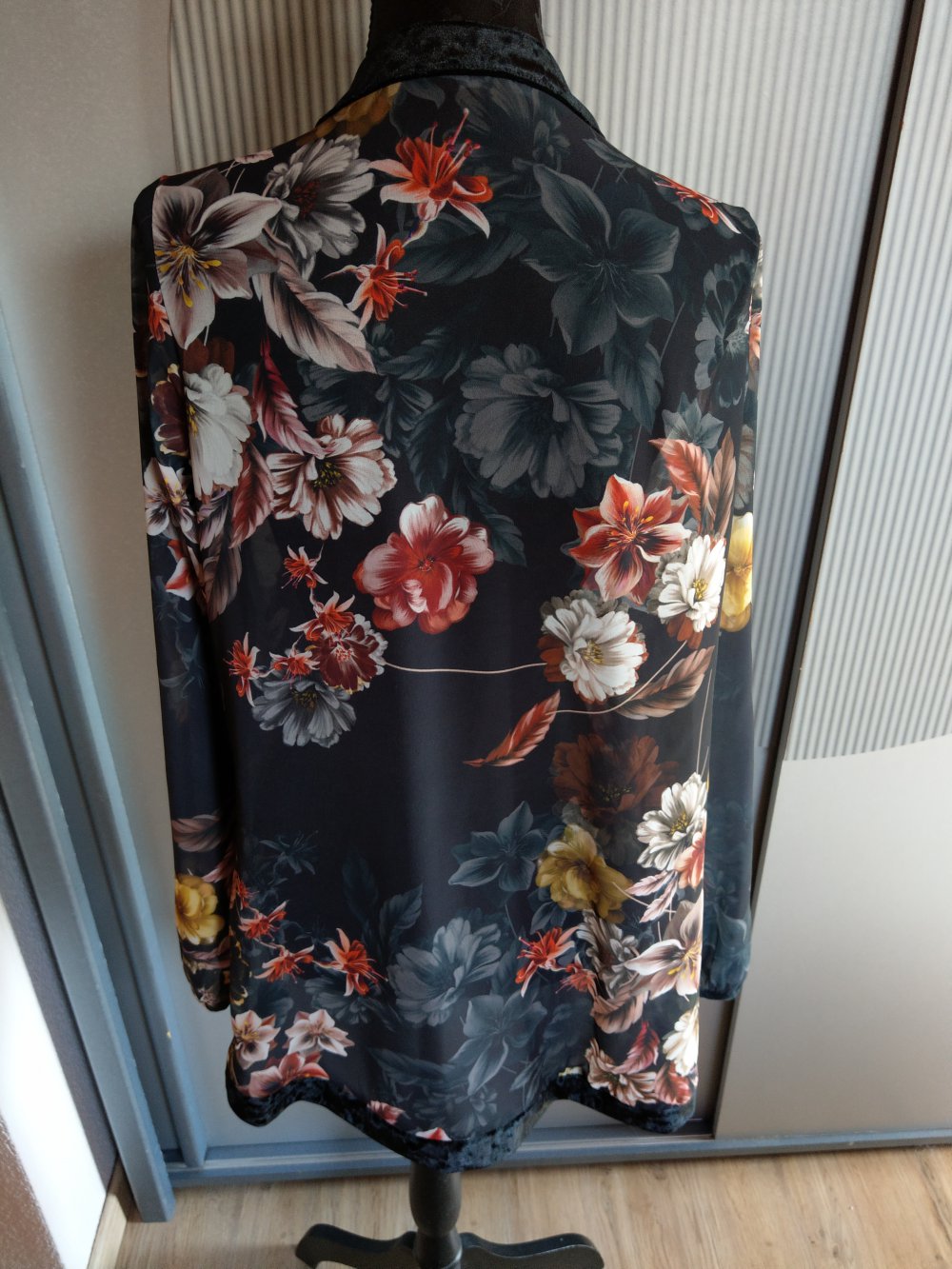 Bluse Shirt schwarz Blumen samt Made in Italy 