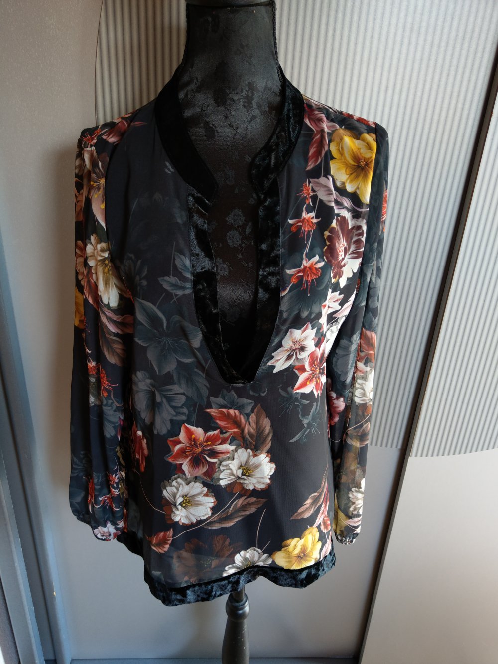 Bluse Shirt schwarz Blumen samt Made in Italy 