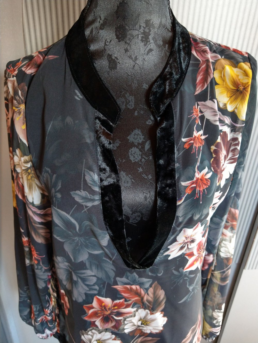 Bluse Shirt schwarz Blumen samt Made in Italy 