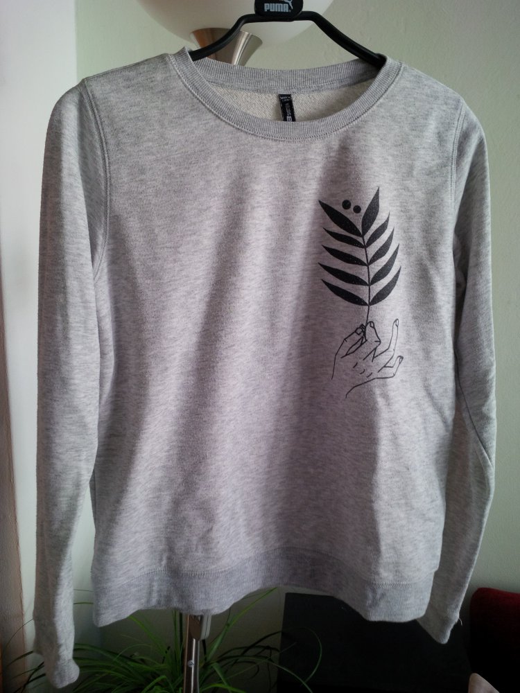 graues Langarmshirt