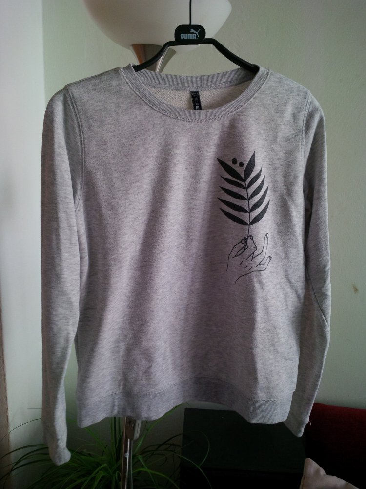 graues Langarmshirt