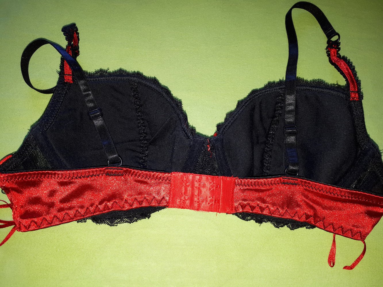 80B, sexy BH rot-schwarz, neuwertig