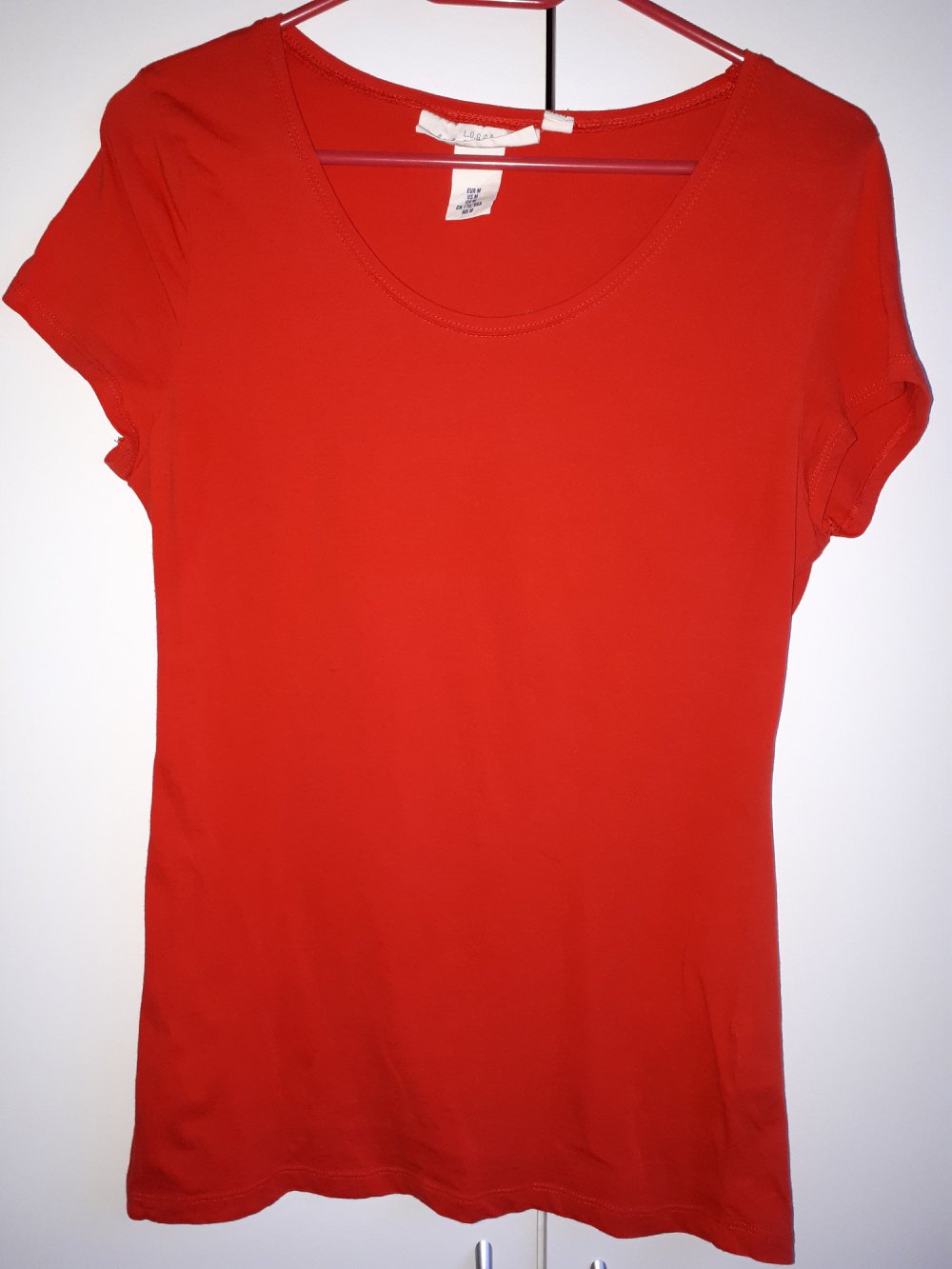 M, 4 Basic Shirts in rot, neuwertig