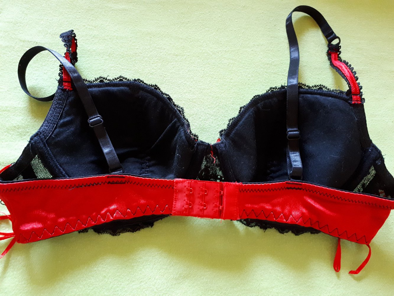 80B, sexy BH rot-schwarz, neuwertig