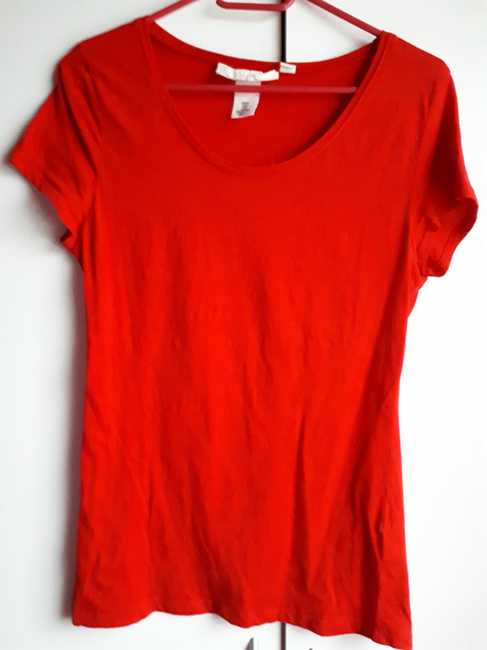 M, 4 Basic Shirts in rot, neuwertig