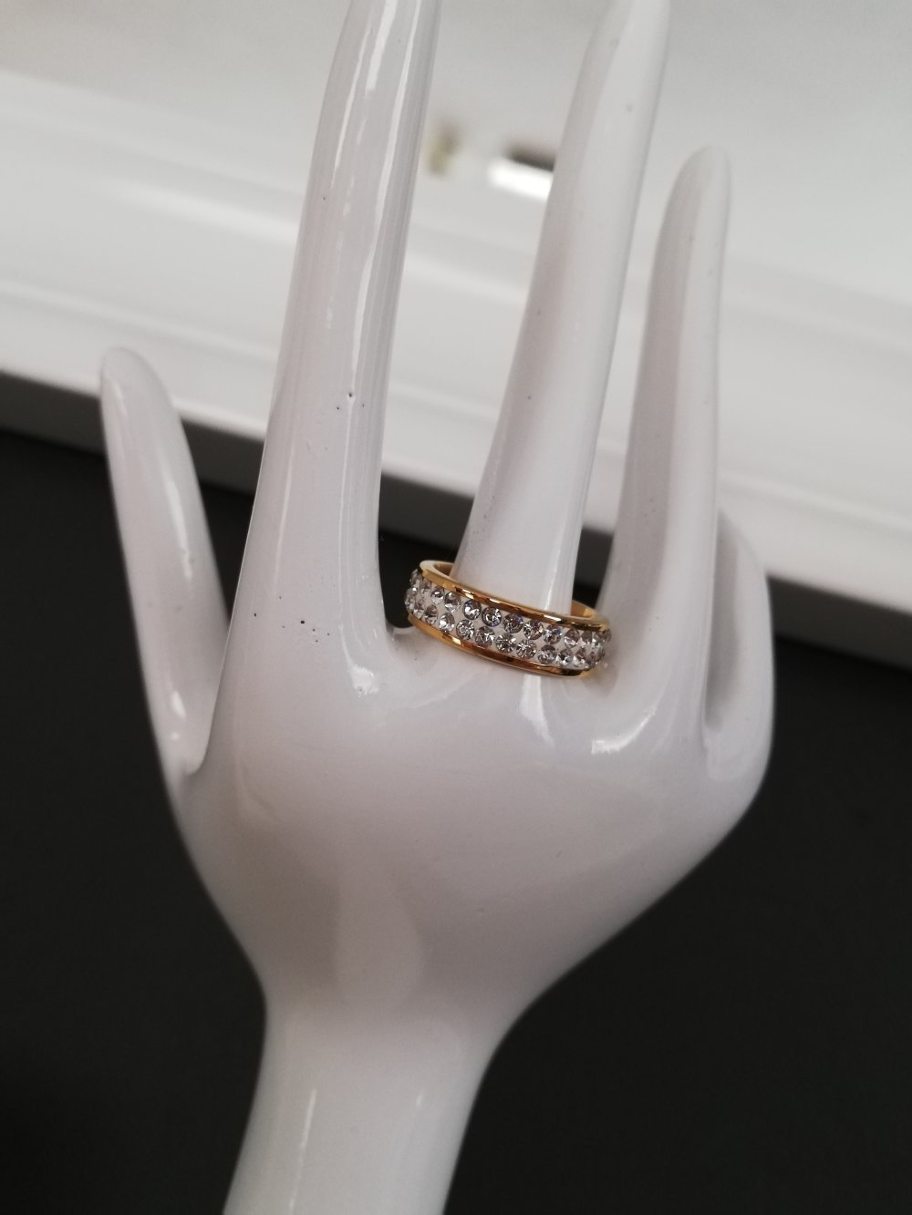 Goldener Ring mit Strasssteinen
