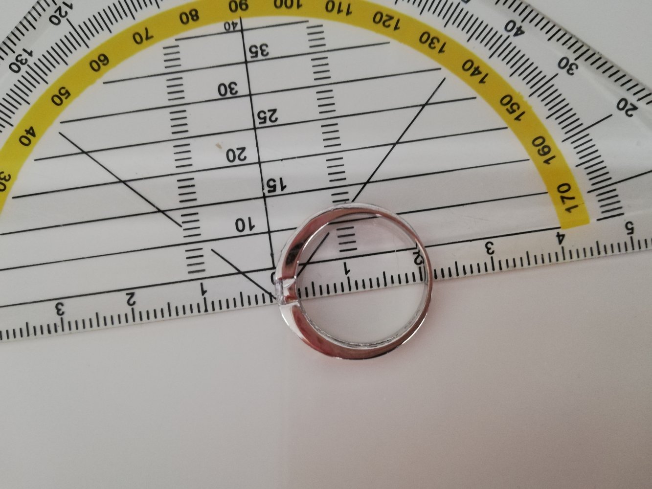 Silberner Ring mit Strasssteinen