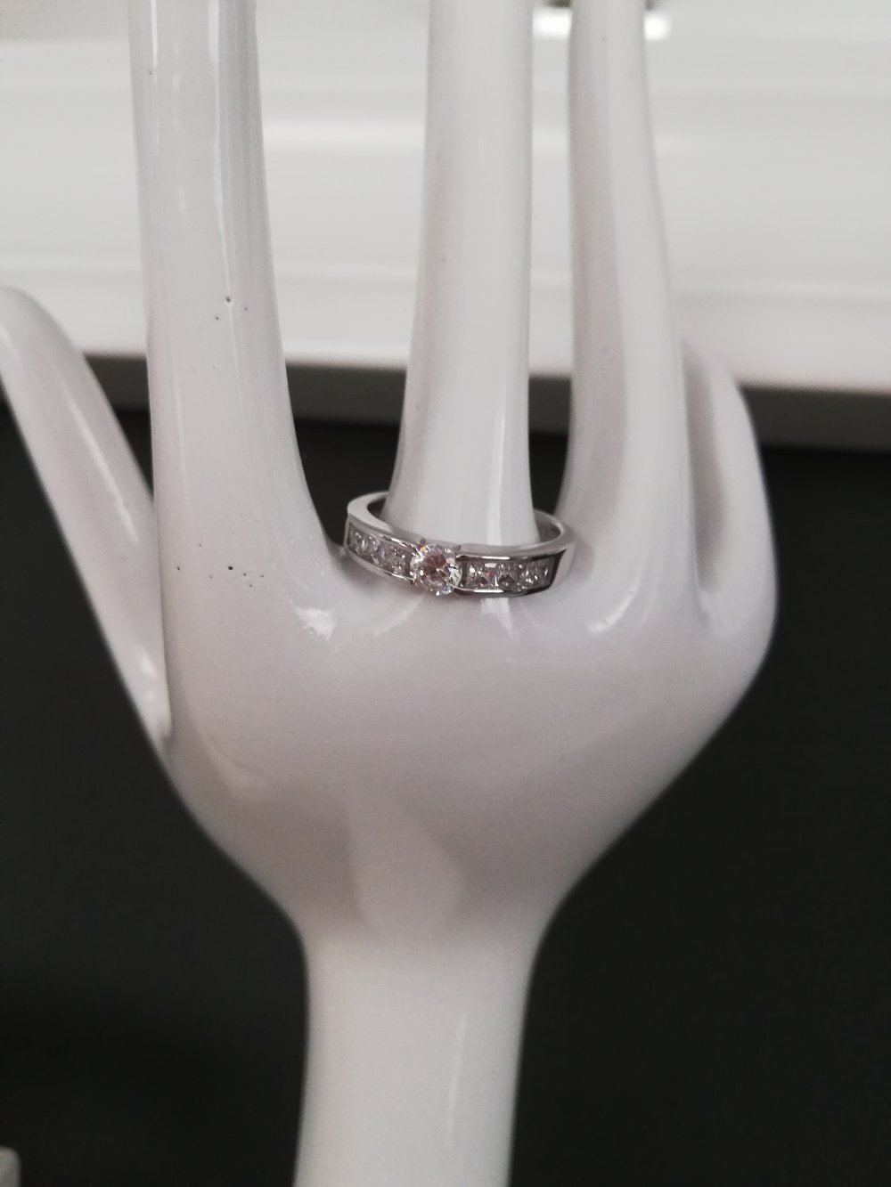 Silberner Ring mit Strasssteinen